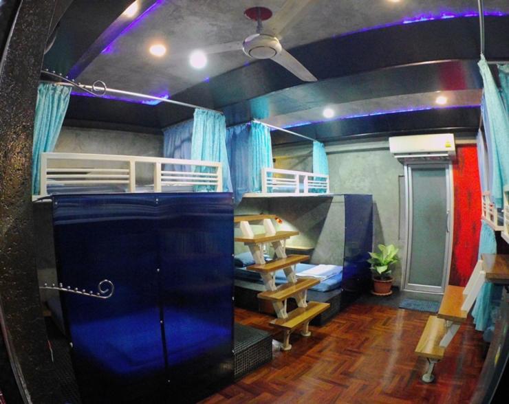 Ddm House Hostel Bangkok Exterior foto