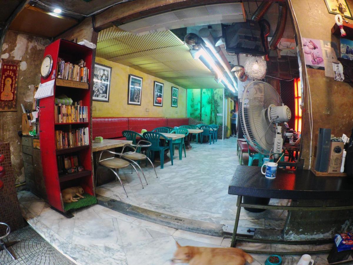 Ddm House Hostel Bangkok Exterior foto