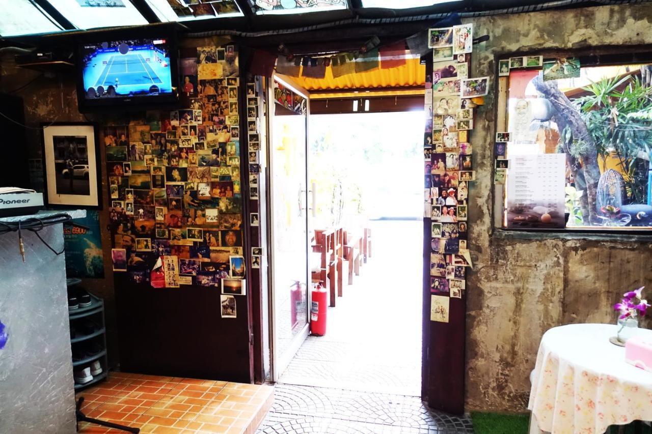 Ddm House Hostel Bangkok Exterior foto
